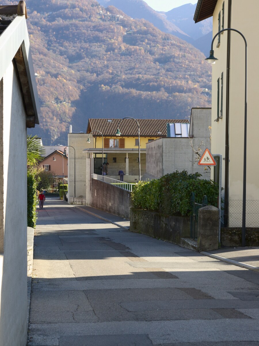 Monte Carasso gymnasium: view down side street